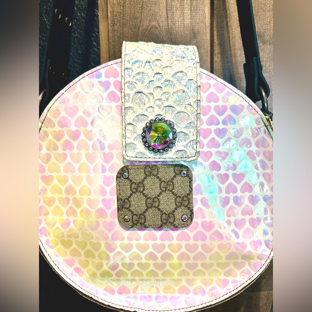 EUC Keep It Gypsy Round Hologram Hearts White Bag - Picture 10 of 14